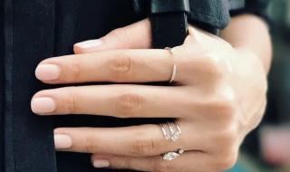 食指戴戒指什么意思 食指上带着戒指代表什么意思